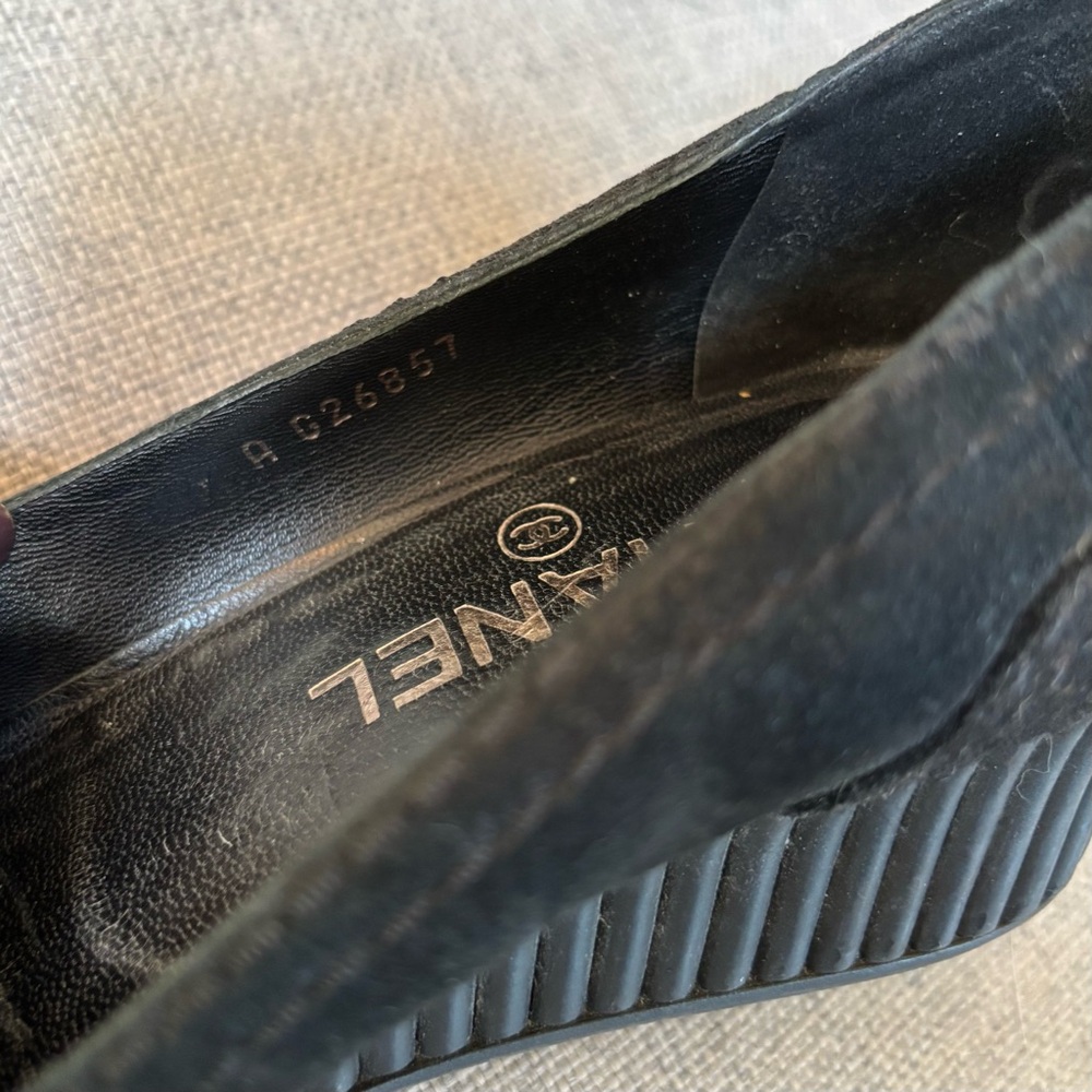 VINTAGE Chanel Women's Black Suede Wedge Pumps - Picture 9 of 11